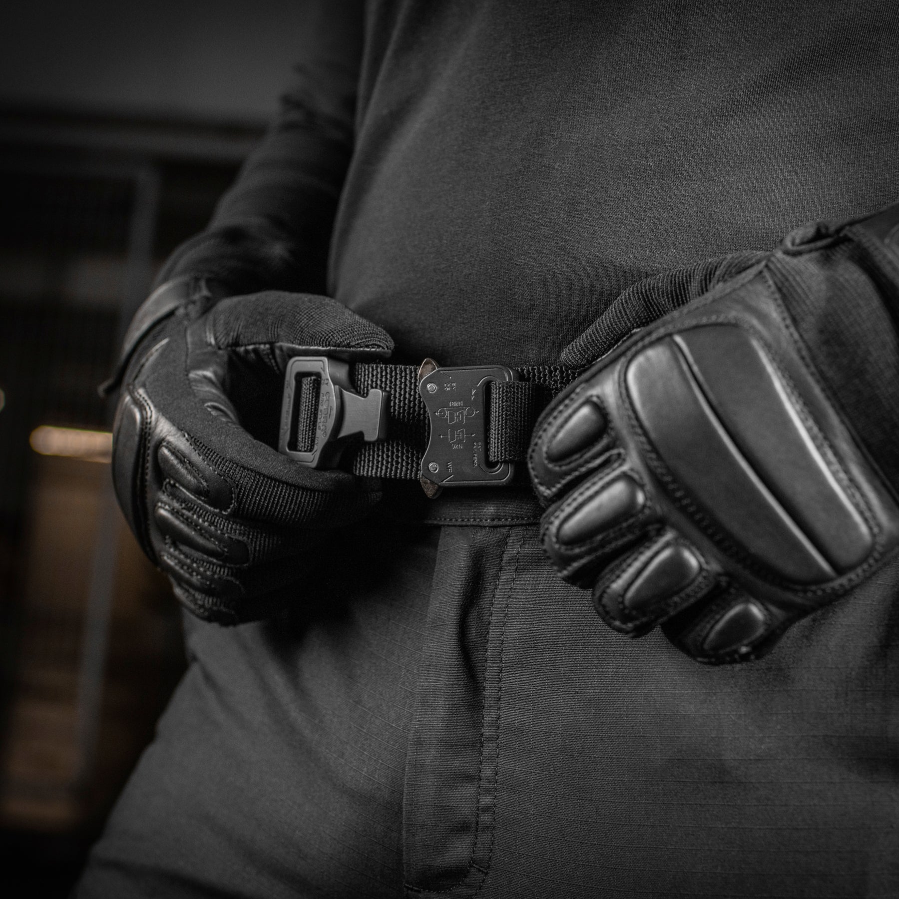 How to Choose Tactical Gloves: Key Features, Materials, and the Right Pair for Your Mission